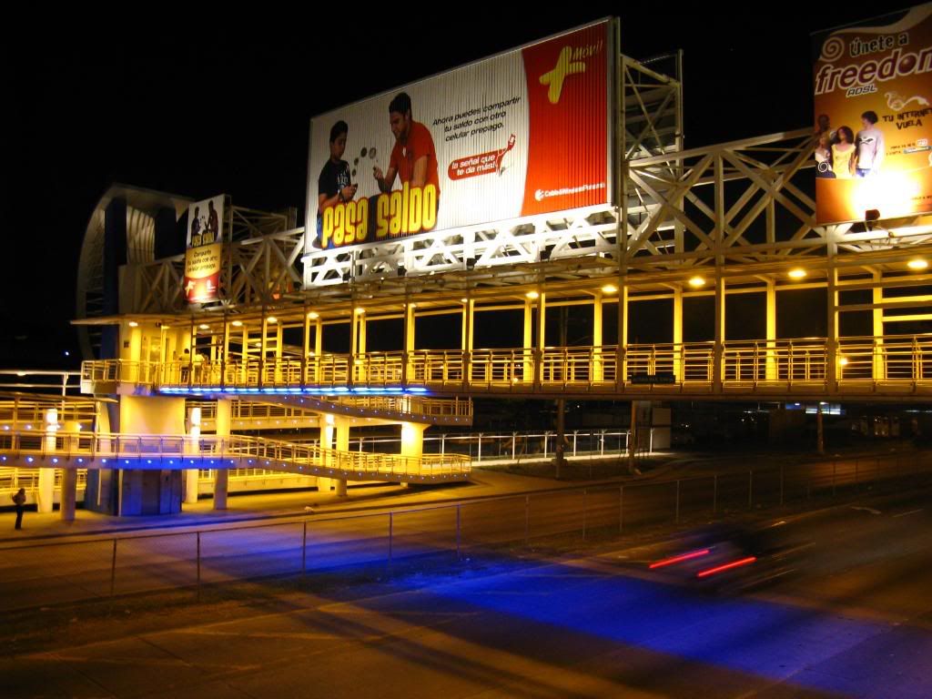 This is a photograph of the other side of the bridge in front of the hospital. Notice how the red lights of the cars is stretched forming a small red line. (Credit: Omar Upegui R.)